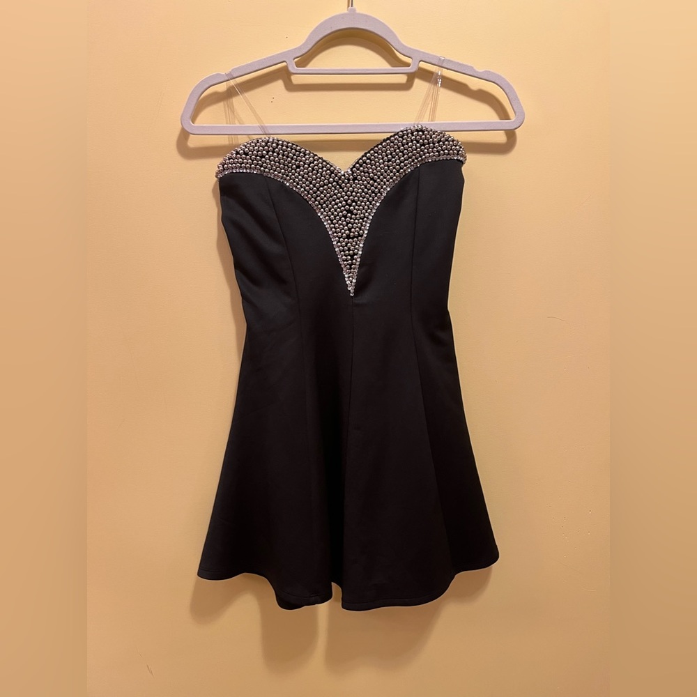 Adorable strapless dress!